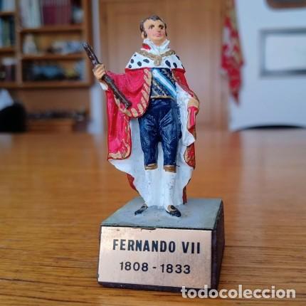 Juguetes antiguos: SOLDADOS DE PLOMO- 54 MM - JOSE ALMIRALL - FERNANDO VII, 1808 - 1833 - REYES DE ESPA&Ntilde;A - 54MM