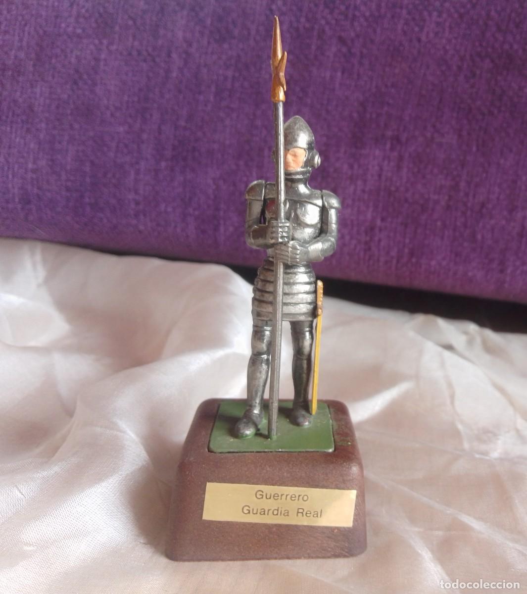 Juguetes antiguos: Figura soldado soldadito de metal guerrero medieval. Guardia Real.