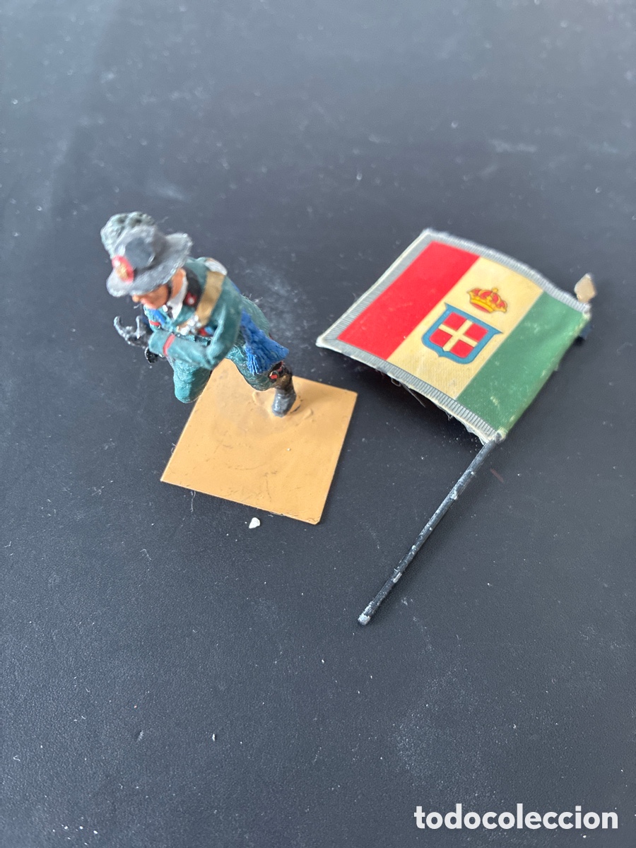Juguetes antiguos: Italiano soldadito con bandera