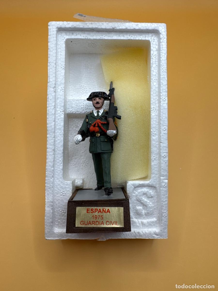 Juguetes antiguos: Guardia civil de plomo marca soldat