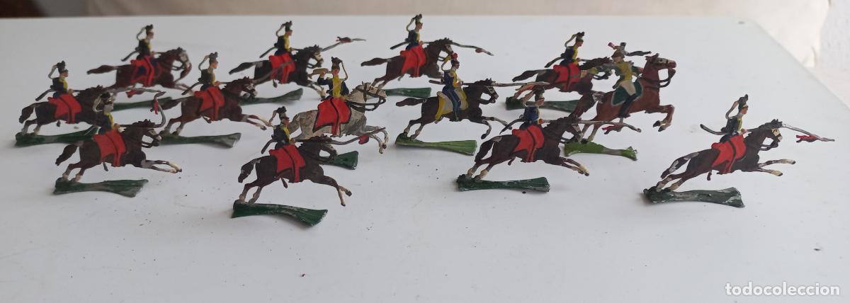 Juguetes antiguos: 13 figuras planas de esta&ntilde;o o plomo antiguas pintadas a mano. Caballeria, lanceros. Tipo tin flat