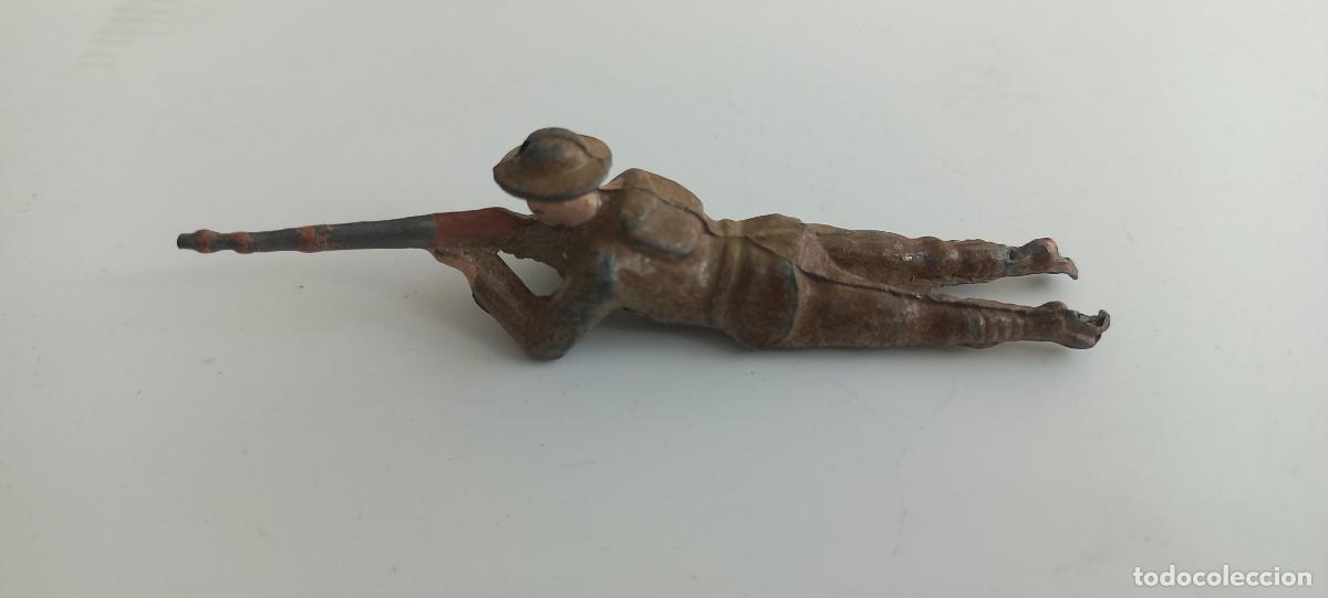 Juguetes antiguos: Antiguo Soldadito de plomo o metal fabricado por Thomas & Bradle Marcado T&B England Militar tumbado