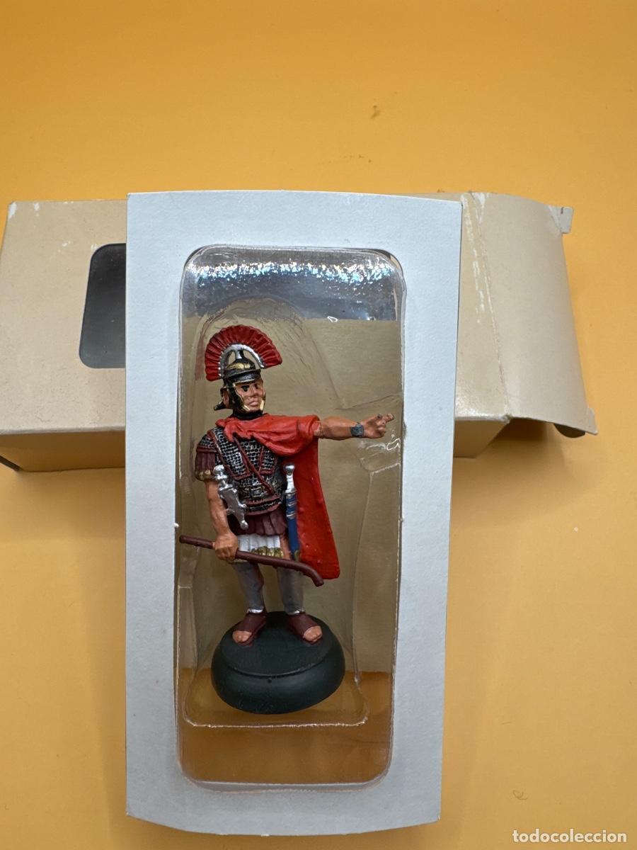 Juguetes antiguos: Centuri&oacute;n romano de plomo