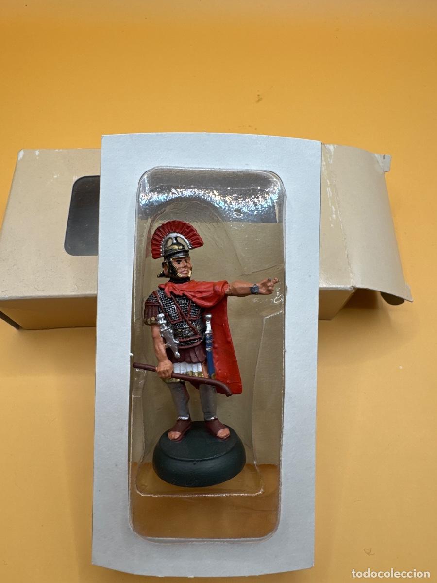 Juguetes antiguos: Centuri&oacute;n romano de plomo