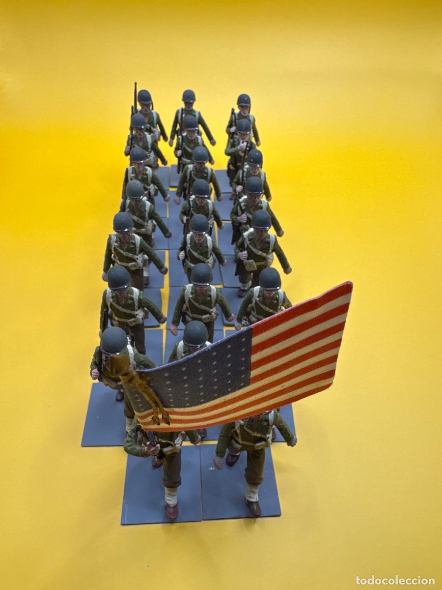 Jogos Antigos: ESPECTACULAR DESFILE 23 PIEZAS SOLDAT &ndash; US ARMY II GUERRA MUNDIAL &ndash; SOLDADOS DE PLOMO CON BANDERA EE