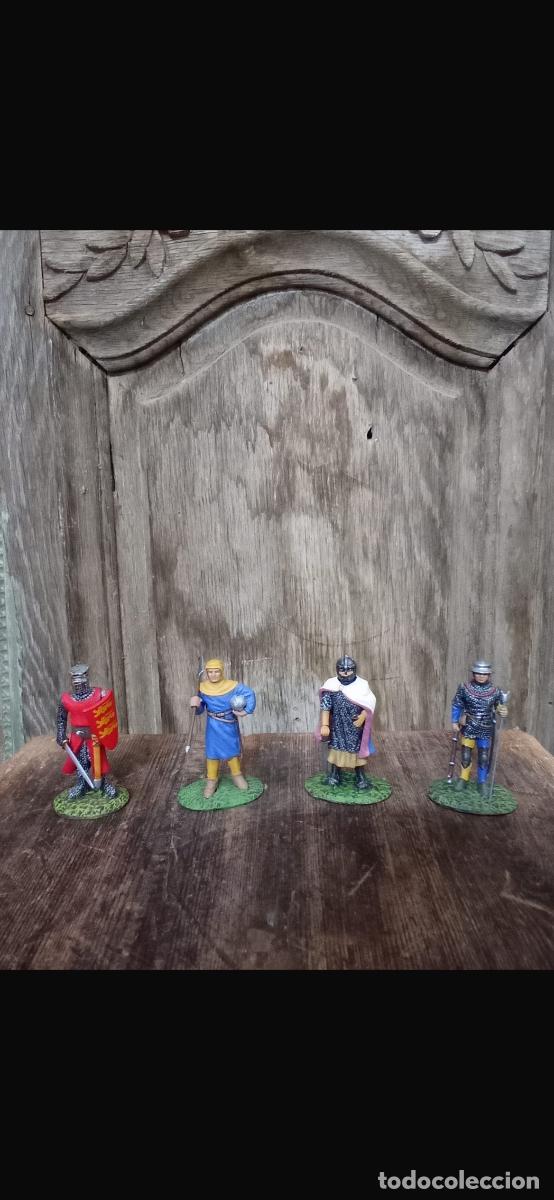 Altes Spielzeug: Soldados plomo medievales grupo de 4 soldaditos armaduras