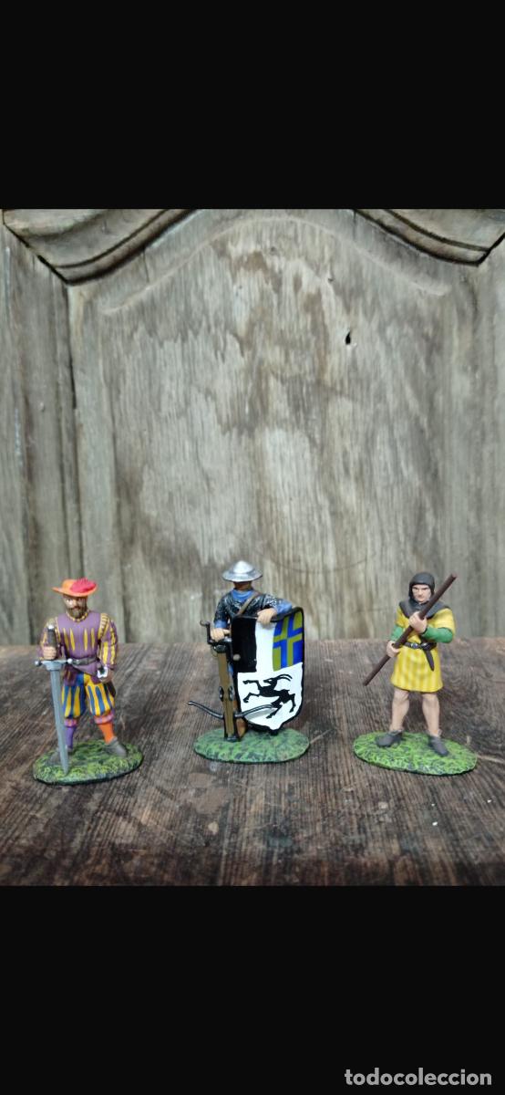 Altes Spielzeug: Soldados plomo medievales grupo de 3 soldaditos armaduras