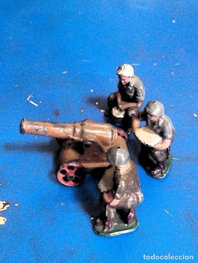 Juguetes antiguos: ca&ntilde;on con ruedas y tres soldados a&ntilde;os 40 made in england