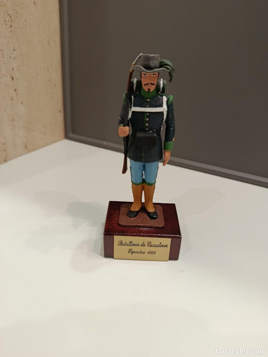 Juguetes antiguos: FIGURA DE PLOMO GRAN TAMA&Ntilde;O 10 cm - BATALLONES DE CAZADORES ESPA&Ntilde;A 1868 - PEANA DE MADERA EXCELENTE