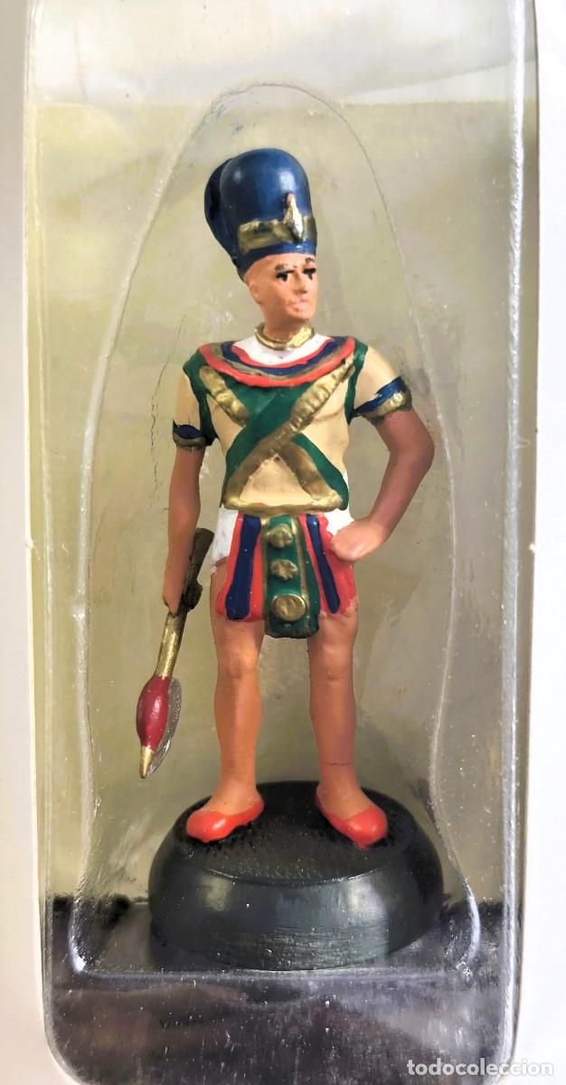 Juguetes antiguos: Figura de plomo egipcia &ndash; Sacerdote con cetro &ndash; Miniatura pintada a mano &ndash; Pieza de colecci&oacute;n
