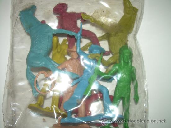 Juguetes antiguos: BOLSA DE INDIOS Y VAQUEROS - Foto 2