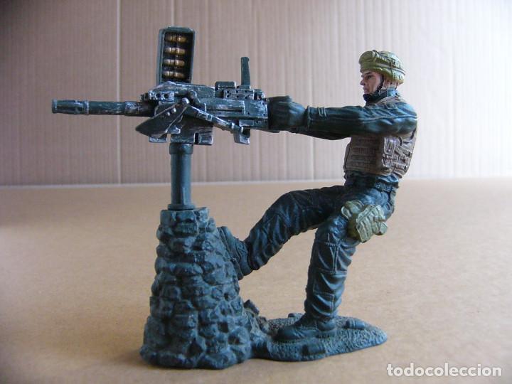 Giochi Antichi: Figura de soldado de una guerra moderna disparando una pieza de artilleria fija