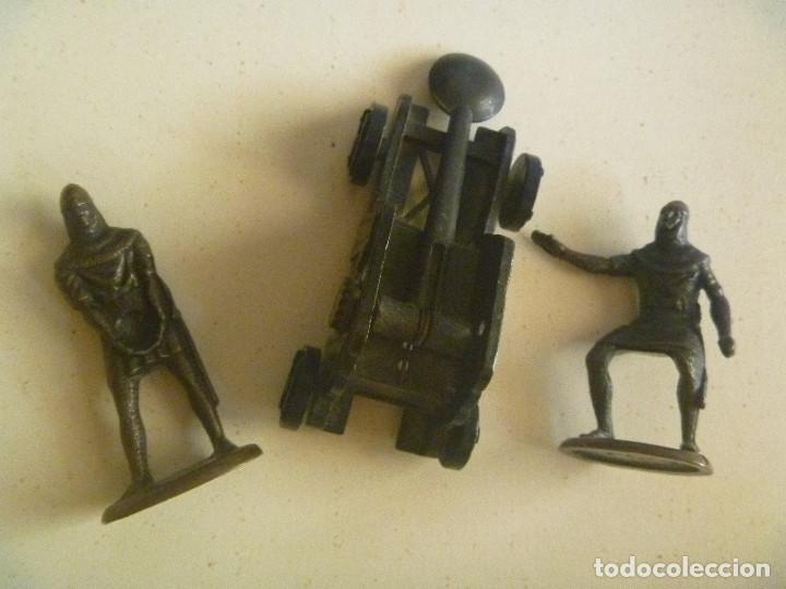 Juguetes antiguos: LOTE DE 3 FIGURAS DE PLAYME DE METAL : GUERREROS MEDIEVALES Y CATAPULTA