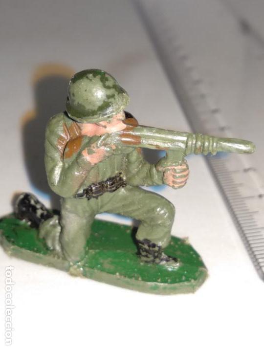 Juguetes antiguos: Soldado con prism&aacute;ticos - Foto 1