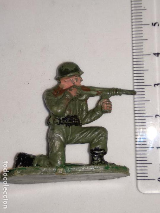 Juguetes antiguos: Soldado con prism&aacute;ticos - Foto 2