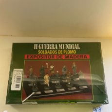 Juguetes Antiguos: II GUERRA MUNDIAL SOLDADOS DE PLOMO EXPOSITOR DE MADERA. Lote 401760069
