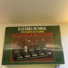 Juguetes Antiguos: II GUERRA MUNDIAL SOLDADOS DE PLOMO EXPOSITOR DE MADERA. Lote 401760159