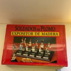 Juguetes Antiguos: SOLDADOS DE PLOMO EXPOSITOR DE MADERA. Lote 401760559