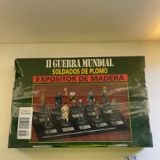 Juguetes Antiguos: II GUERRA MUNDIAL SOLDADOS DE PLOMO EXPOSITOR DE MADERA. Lote 401760799