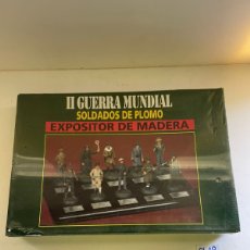 Juguetes Antiguos: II GUERRA MUNDIAL SOLDADOS DE PLOMO EXPOSITOR DE MADERA. Lote 401760874