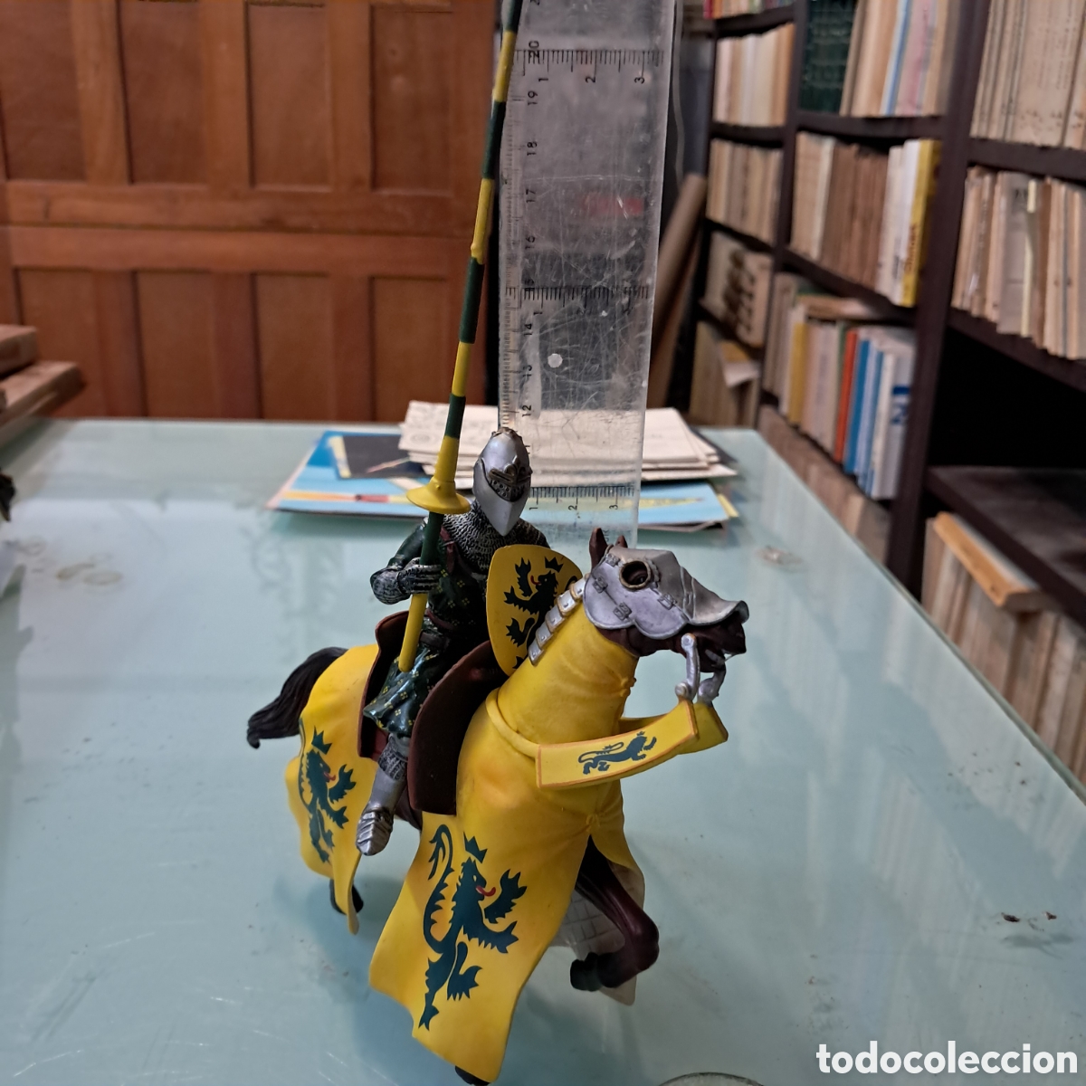 Juguetes Antiguos: Soldadito medieval en pl&aacute;stico, figura a caballo