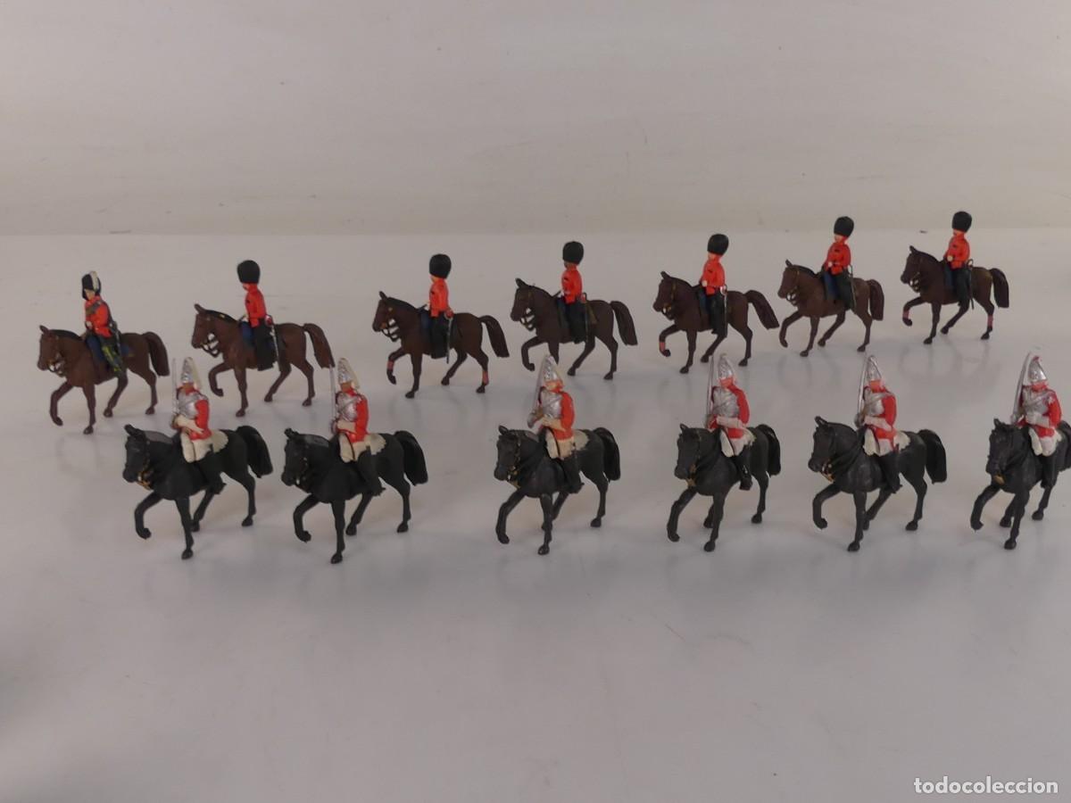 Jeux Anciens: LOTE DE 13 SOLDADITOS SOBRE CABALLOS DE PLASTICO