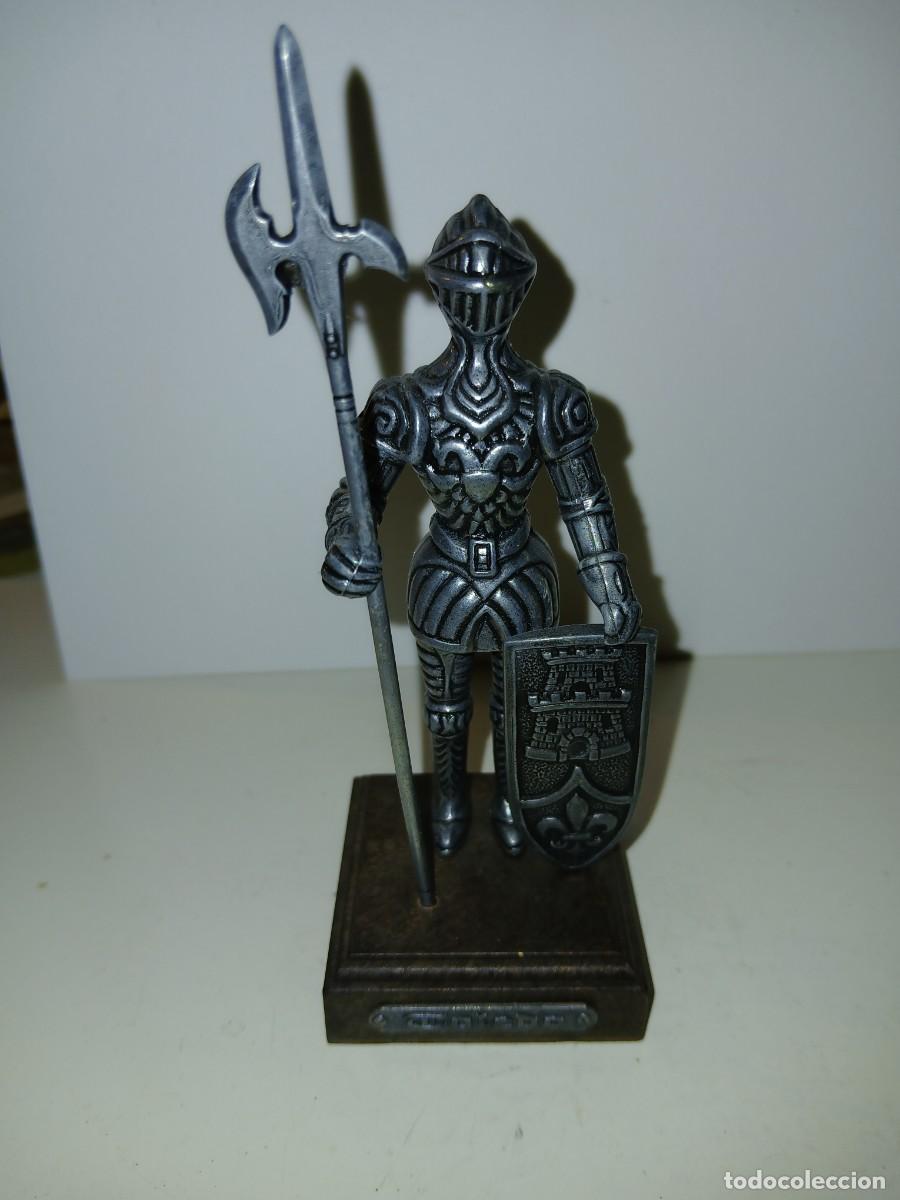 Jogos Antigos: FIGURA DE CABALLERO MEDIEVAL RECUERDO DE TOLEDO . ARMADURA EN PIEZAS DE METAL