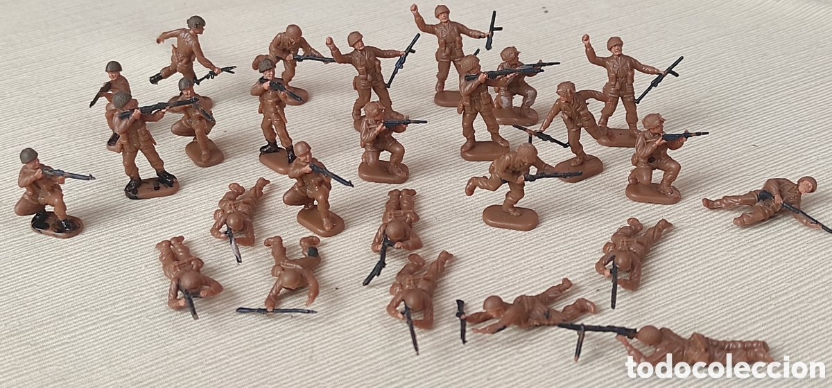 Juguetes Antiguos: Soldados EKO de pl&aacute;stico en Miniatura pintados a mano (26 unidades)