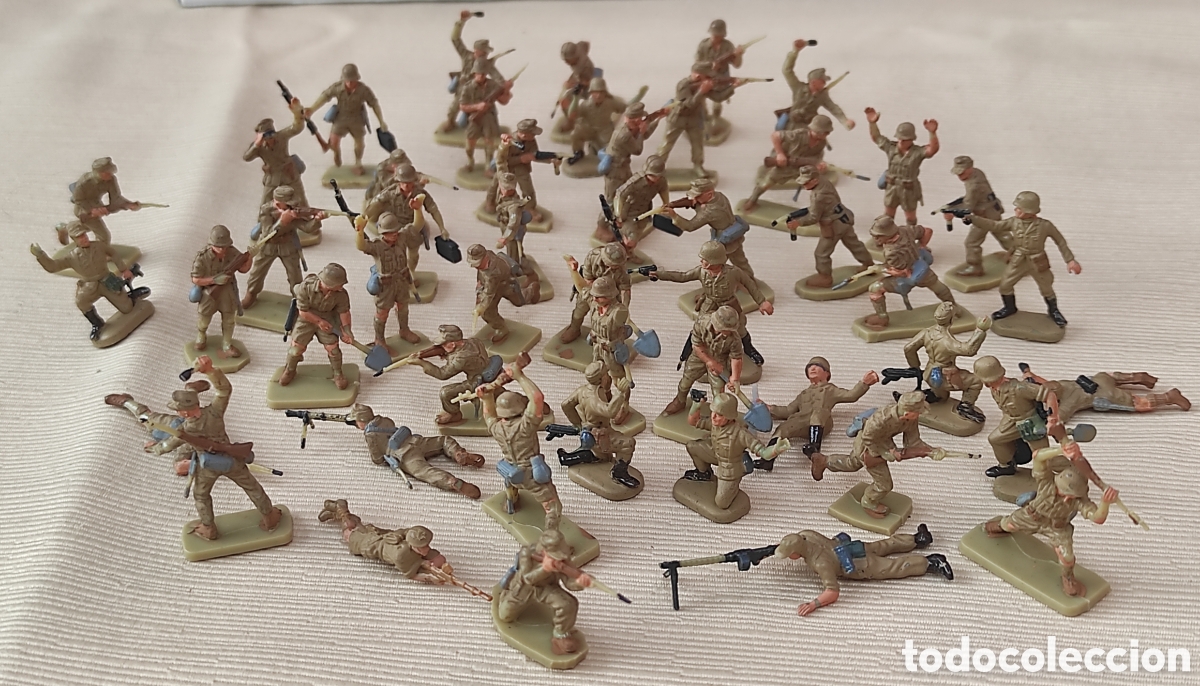 Juguetes Antiguos: Soldados EKO de pl&aacute;stico en Miniatura pintados a mano (49 unidades)