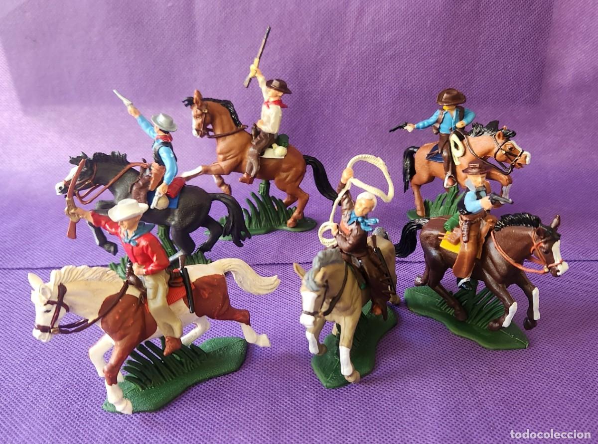 Juguetes antiguos: COWBOYS VAQUEROS A CABALLO set de soldaditos pl&aacute;stico DSG variante Argentina de Britains