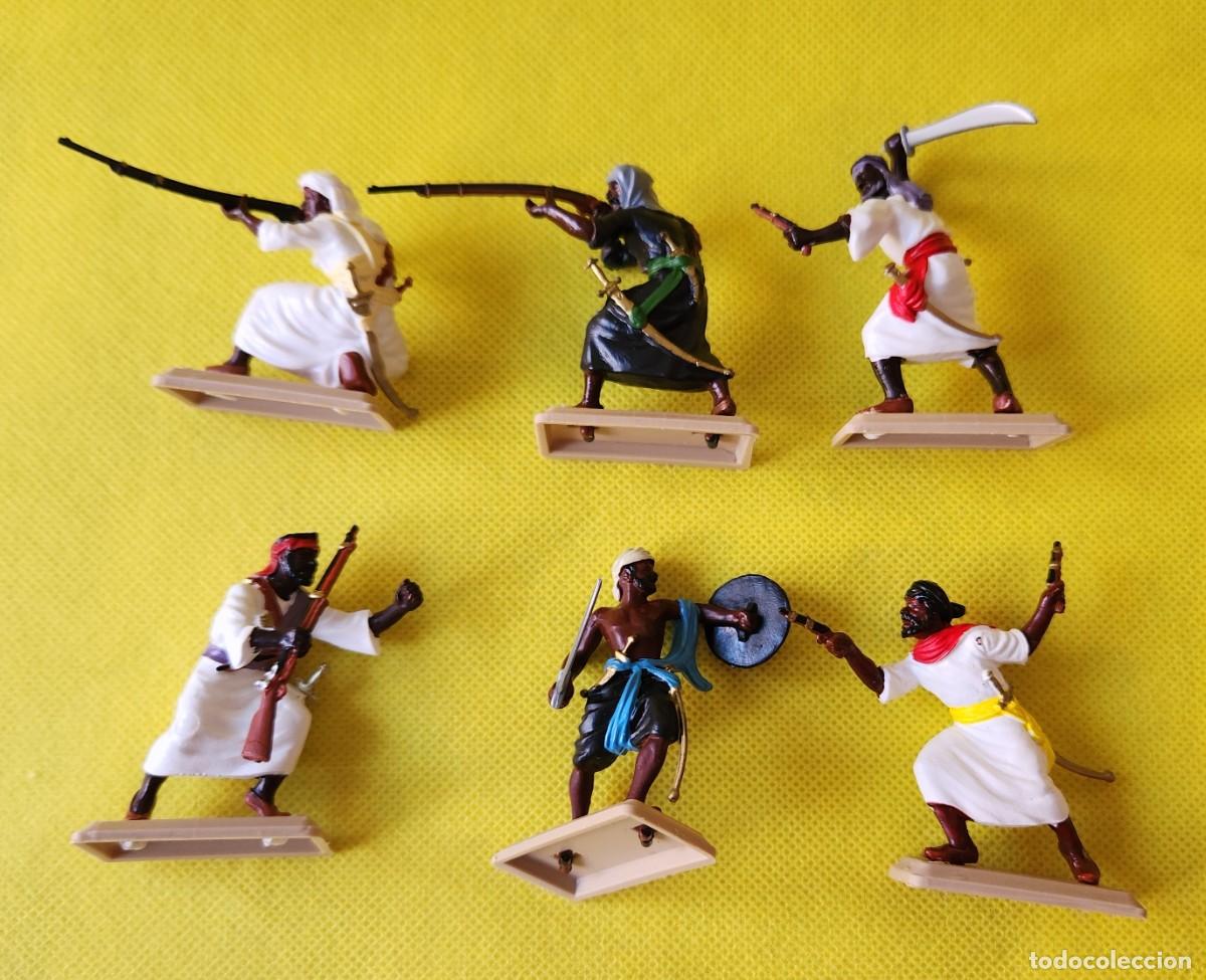 Juguetes antiguos: GUERREROS ARABES A PIE set de 6 soldaditos pl&aacute;stico DSG variante Argentina Britains