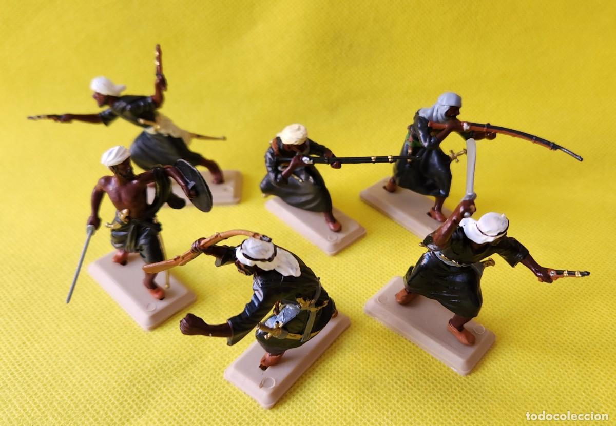 Juguetes antiguos: GUERREROS ARABES A PIE t&uacute;nicas Negras set de 6 soldaditos pl&aacute;stico DSG variante Argentina Britains