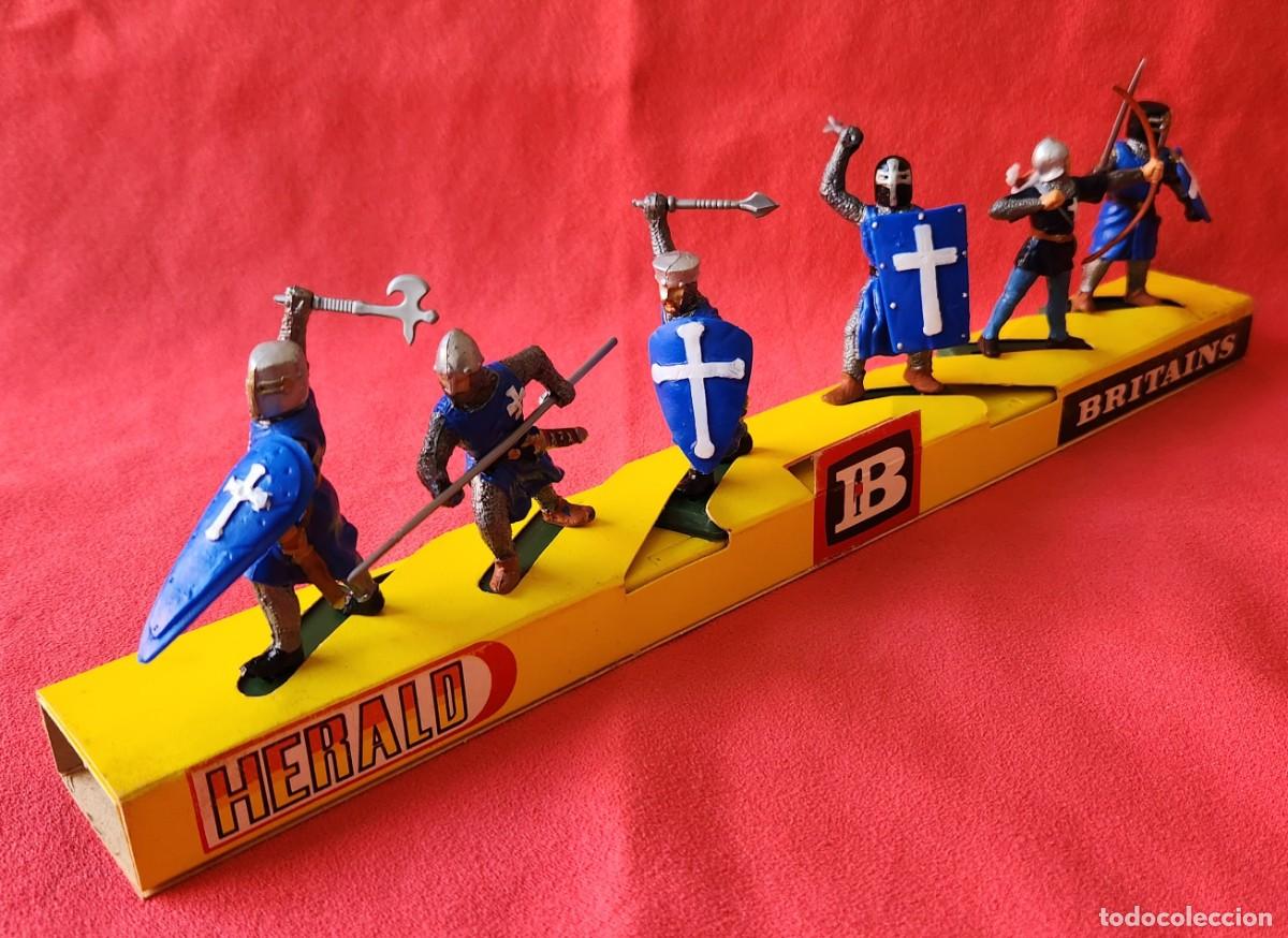 Juguetes antiguos: CABALLEROS MEDIEVALES AZULES REINO JERUSALEM en DISPLAY 6 soldaditos DSG variante Argentina Britains