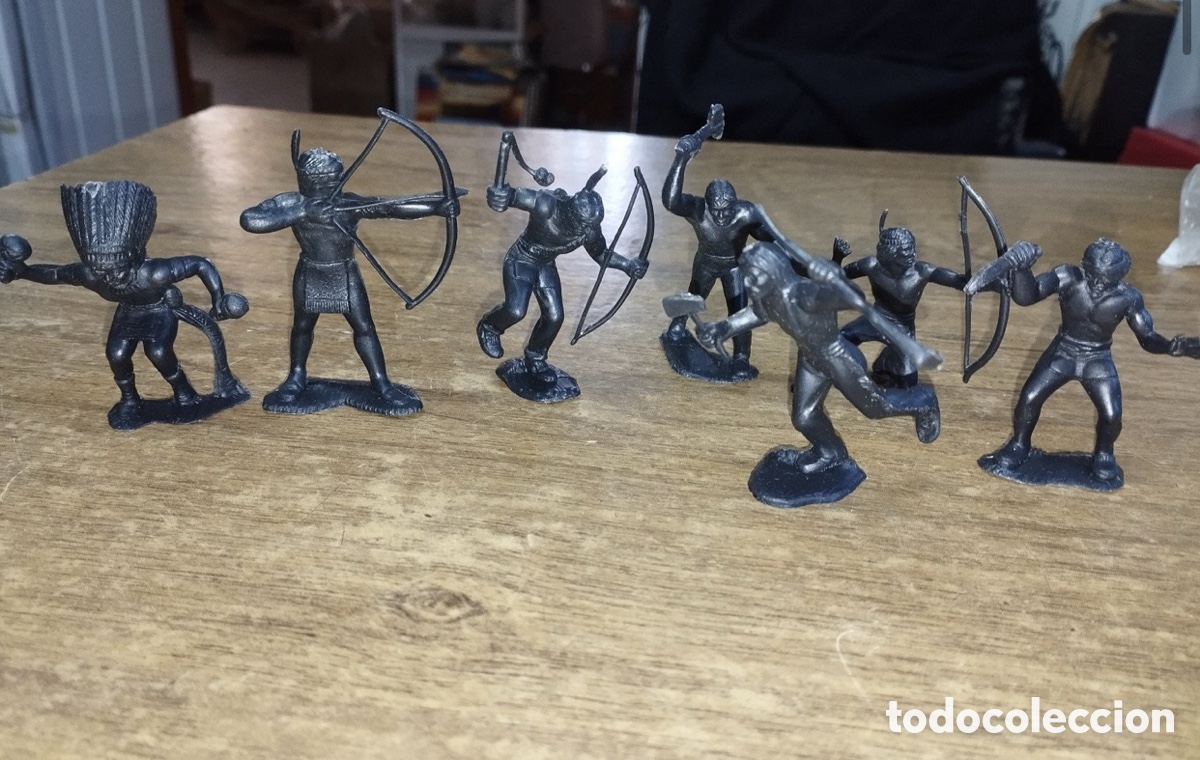 Juguetes antiguos: Lote de 7 Figuras de Indios Norteamericanos Vintage DZI / Marx - Pl&aacute;stico Negro / Oscuro (1/32)