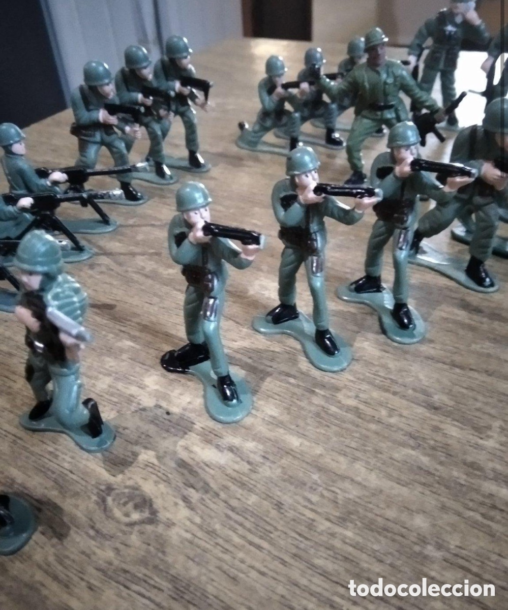 Juguetes antiguos: Gran Lote de 25 Soldaditos de Combate / Ej&eacute;rcito Moderno - Pl&aacute;stico Verde - Escala Aprox. 1/32