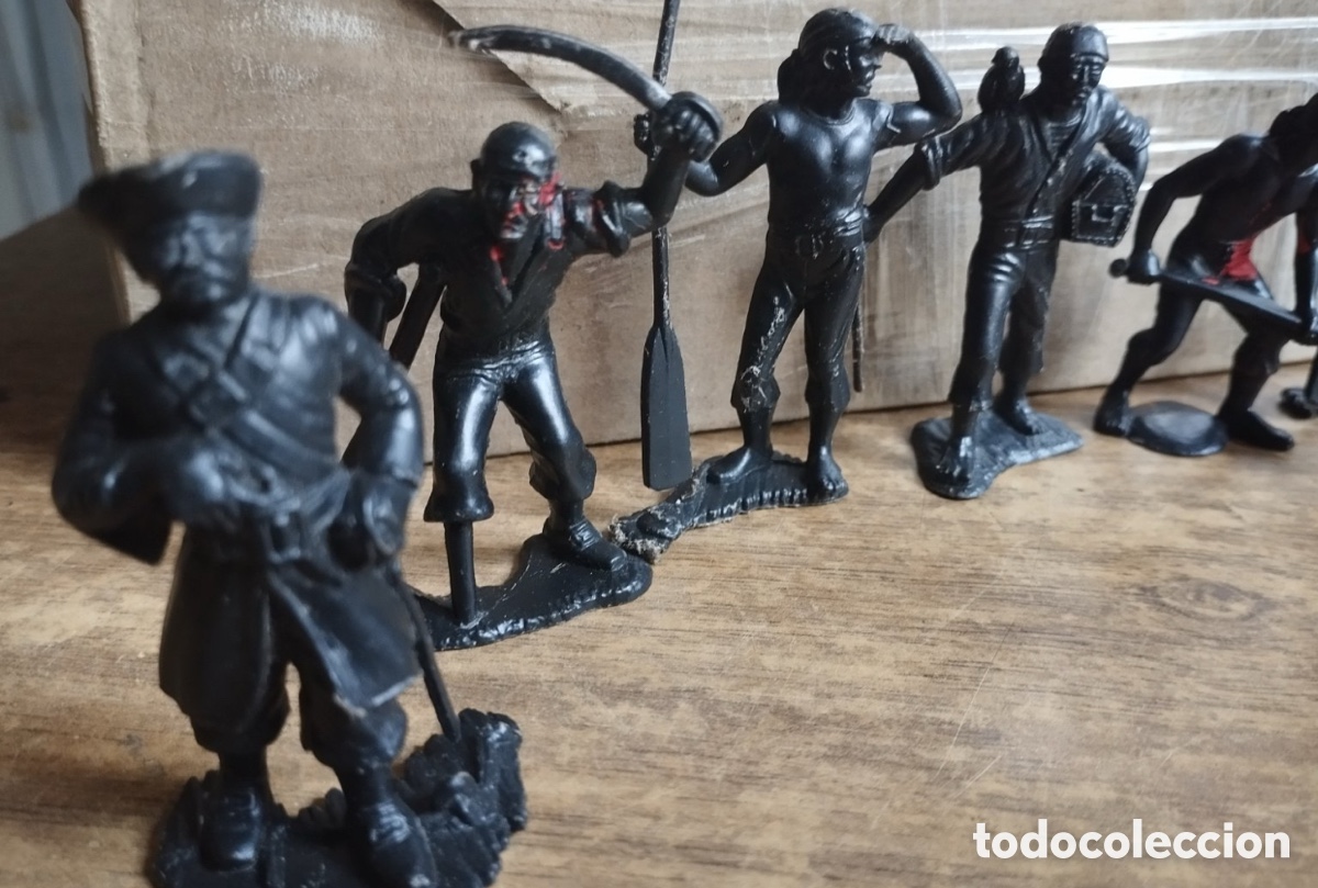 Juguetes antiguos: Lote de 6 Figuras de Piratas Vintage DZI / Marx - Pl&aacute;stico Negro Intenso (5-6 cm)