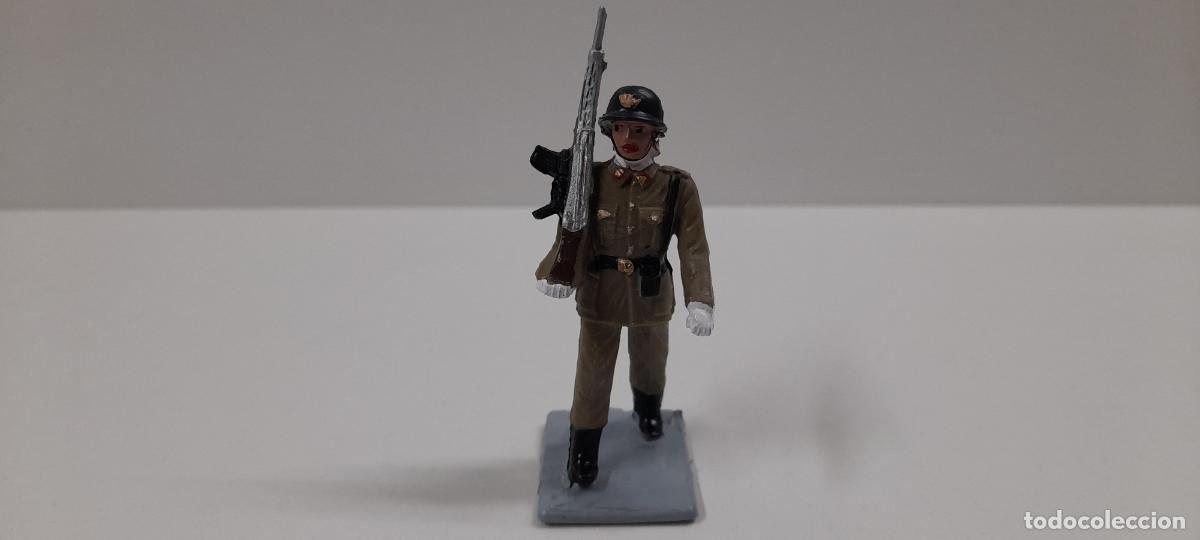 Jeux Anciens: SOLDADO EN DESFILE - INFANTERIA ESPA&Ntilde;OLA . REALIZADO POR SOLDIS / GOMARSA . ORIGINAL A&Ntilde;OS 70