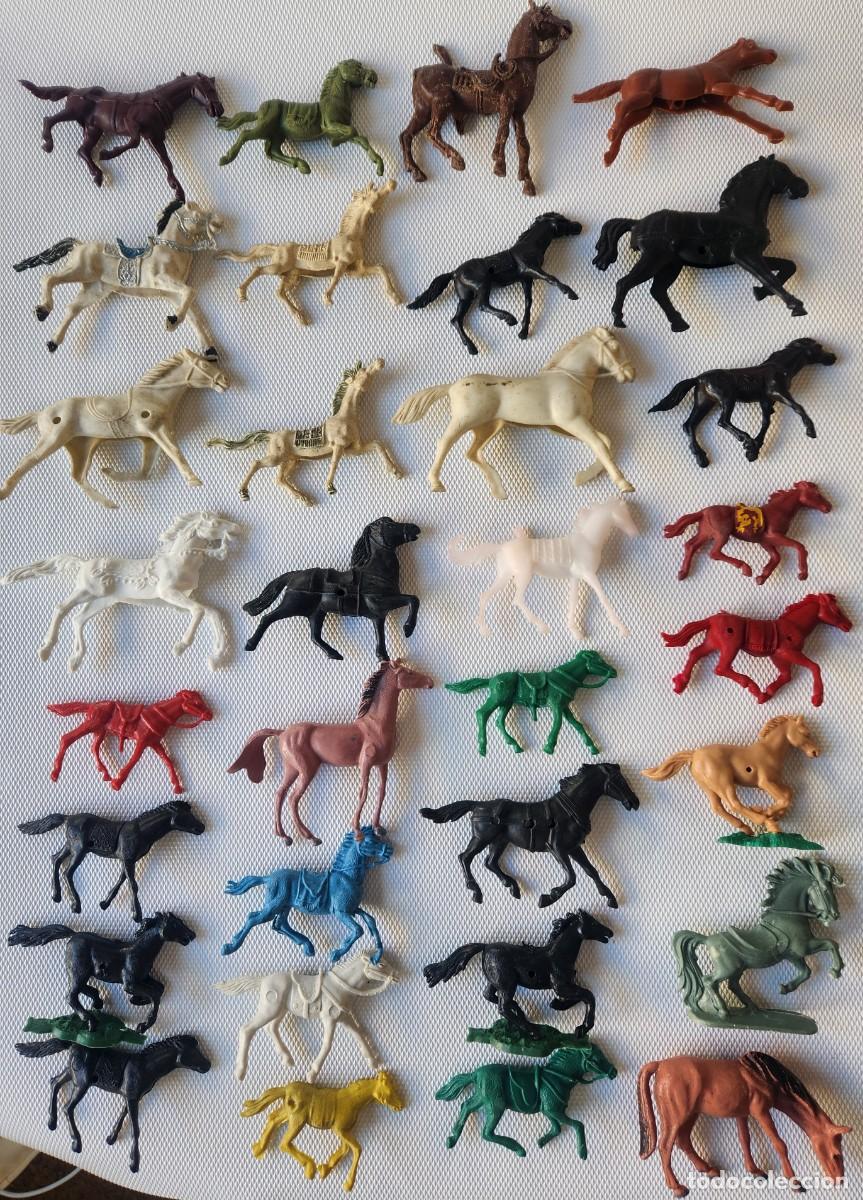 Juguetes antiguos: LOTE DE 32 CABALLOS Diferentes marcas - antiguos de pl&aacute;stico a&ntilde;os '60 / '70 para soldaditos