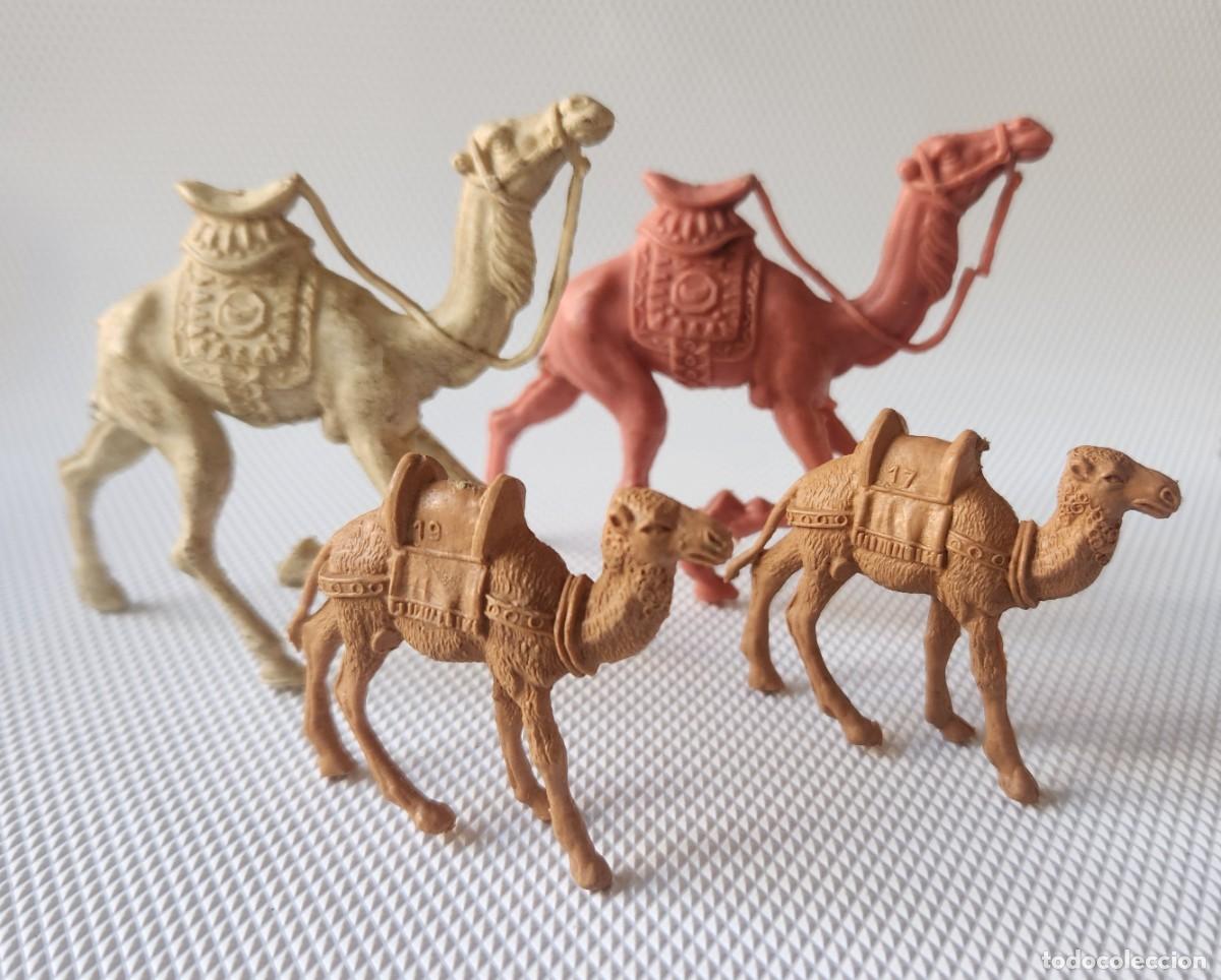 Juguetes antiguos: LOTE DE 4 CAMELLOS DROMEDARIOS - antiguos de pl&aacute;stico a&ntilde;os '60 / '70 para soldaditos