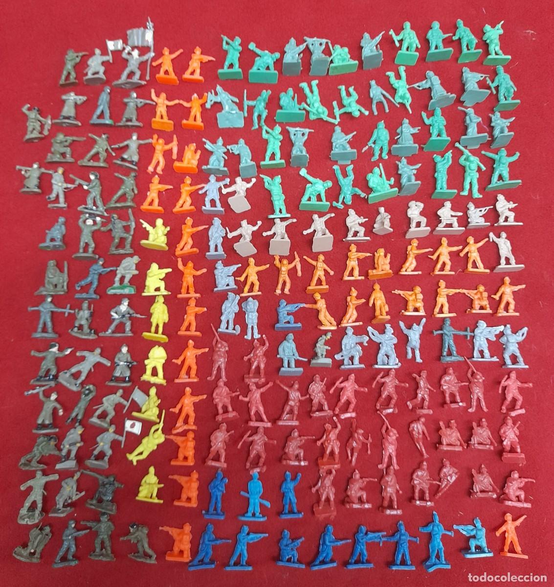 Juguetes antiguos: Gran Lote de 170 Soldaditos de Pl&aacute;stico &ndash; Diferentes Colores y Posturas (Aprox. 2,5 cm)