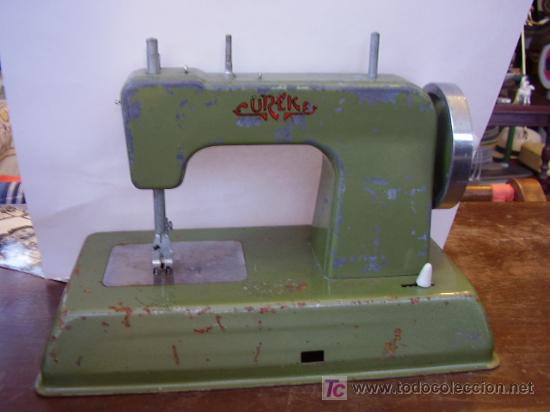 Juguetes antiguos: Maquina de coser Eureka - Foto 2