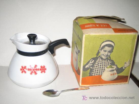 Juguetes antiguos: PSE - ANTIGUA CAFETERA EN PASTA CON SU CAJA - Foto 1