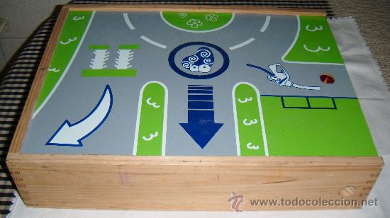 Juguetes antiguos: garaje de madera con sus complementos todo guardado en su caja - Foto 2