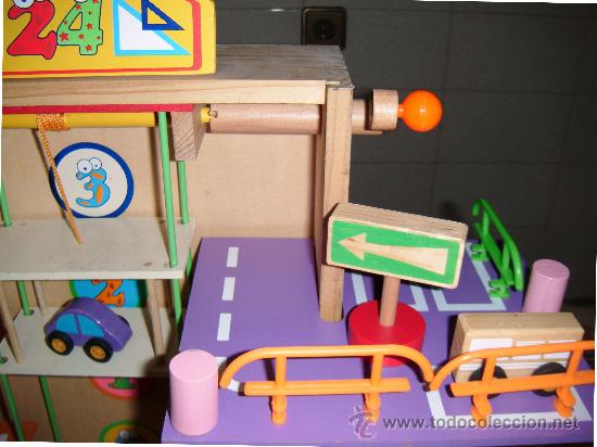 Juguetes antiguos: garaje de madera con sus complementos todo guardado en su caja - Foto 3