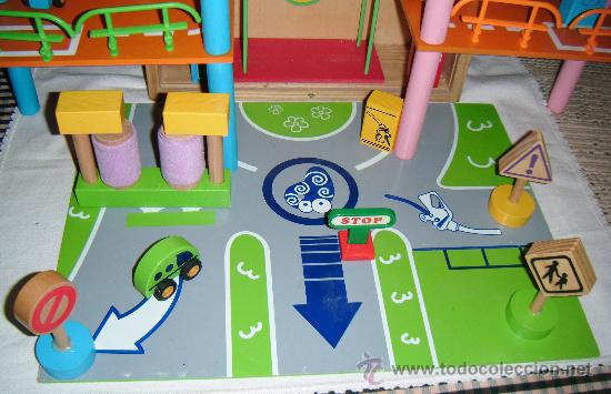 Juguetes antiguos: garaje de madera con sus complementos todo guardado en su caja - Foto 4