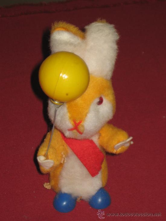 Juguetes antiguos: CONEJITO CON GLOBO DE CUERDA FUNCIONANDO - Foto 1