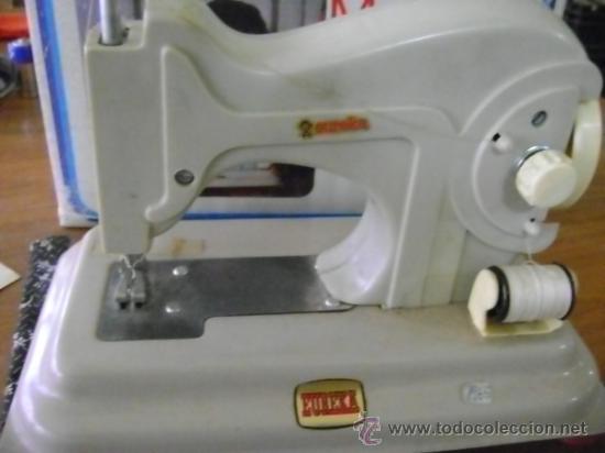 Juguetes antiguos: M&aacute;quina de coser Eureka con caja - Foto 1