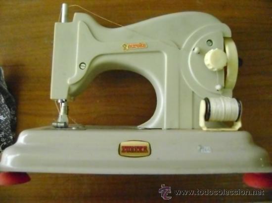 Juguetes antiguos: M&aacute;quina de coser Eureka con caja - Foto 2
