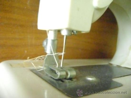 Juguetes antiguos: M&aacute;quina de coser Eureka con caja - Foto 3