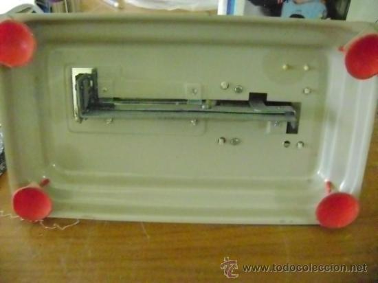 Juguetes antiguos: M&aacute;quina de coser Eureka con caja - Foto 4